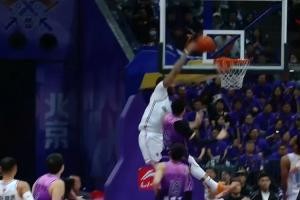 开云登录入口地址-NBA十佳球级别的隔扣！克里斯快攻接球霸王张弓砸扣沈梓捷！