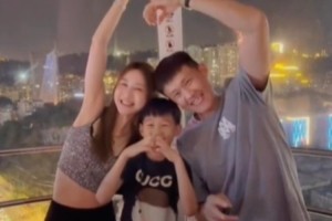 开云电子-❤️周鹏晒与老婆和儿子的合拍视频：520 爱在身边
