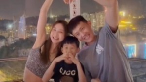 开云电子-❤️周鹏晒与老婆和儿子的合拍视频：520 爱在身边